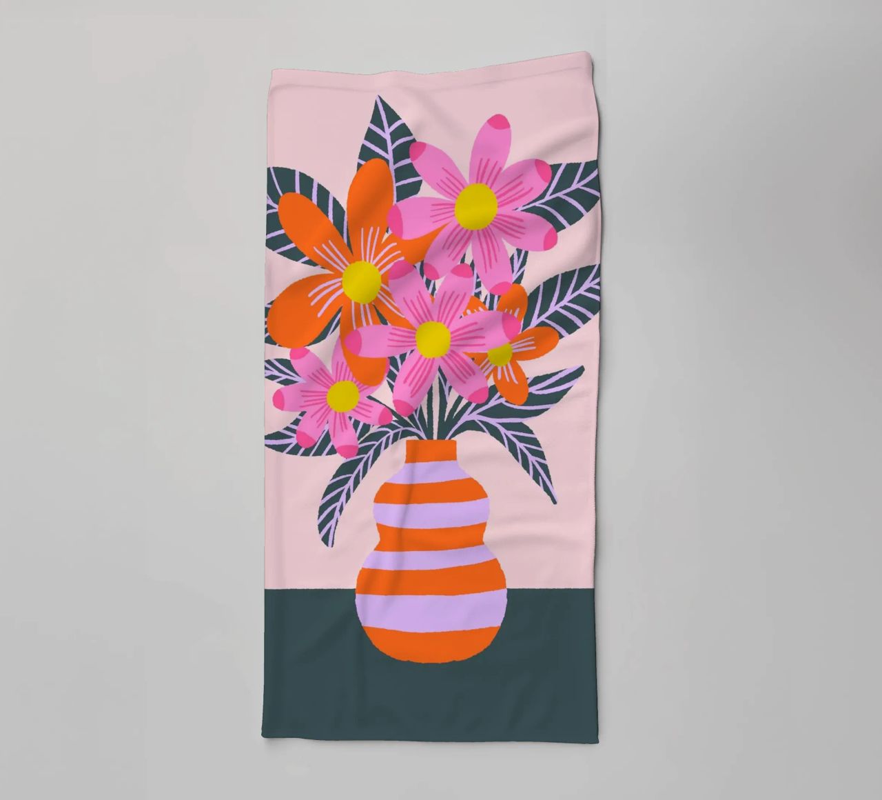 Fiori colorati in un vaso asciugamano da bagno da Wackapacka