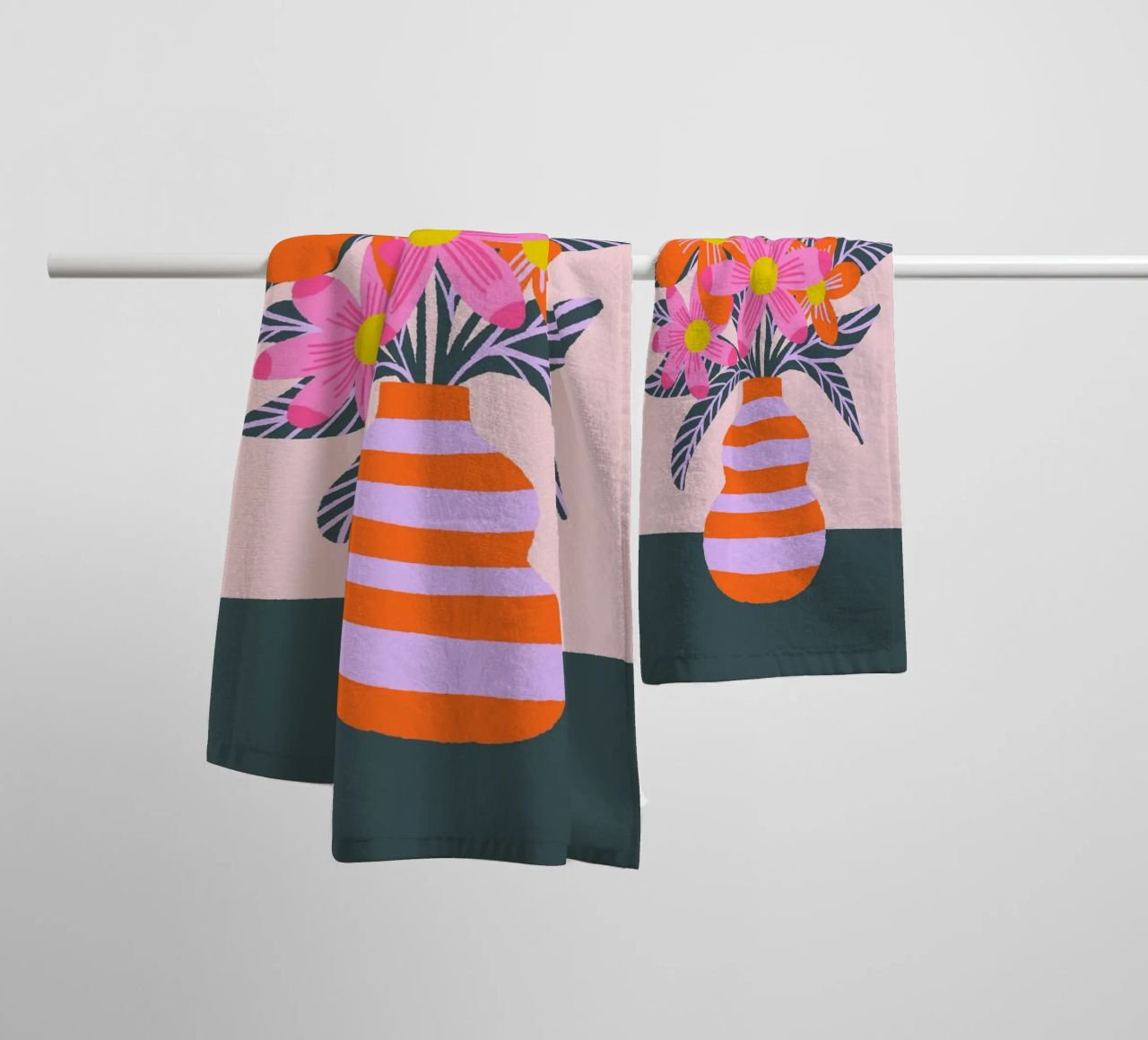 Fiori colorati in un vaso asciugamano da bagno da Wackapacka