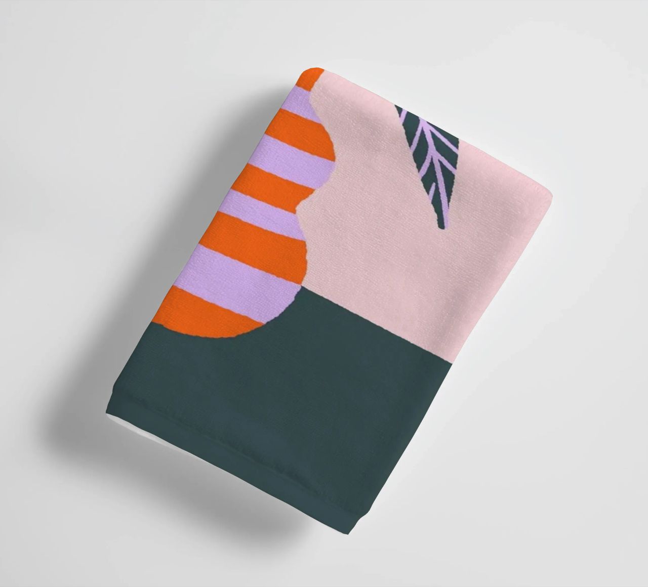 Fiori colorati in un vaso asciugamano da bagno da Wackapacka