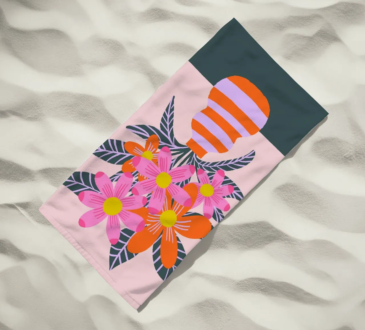 Fiori colorati in un vaso telo mare da Wackapacka