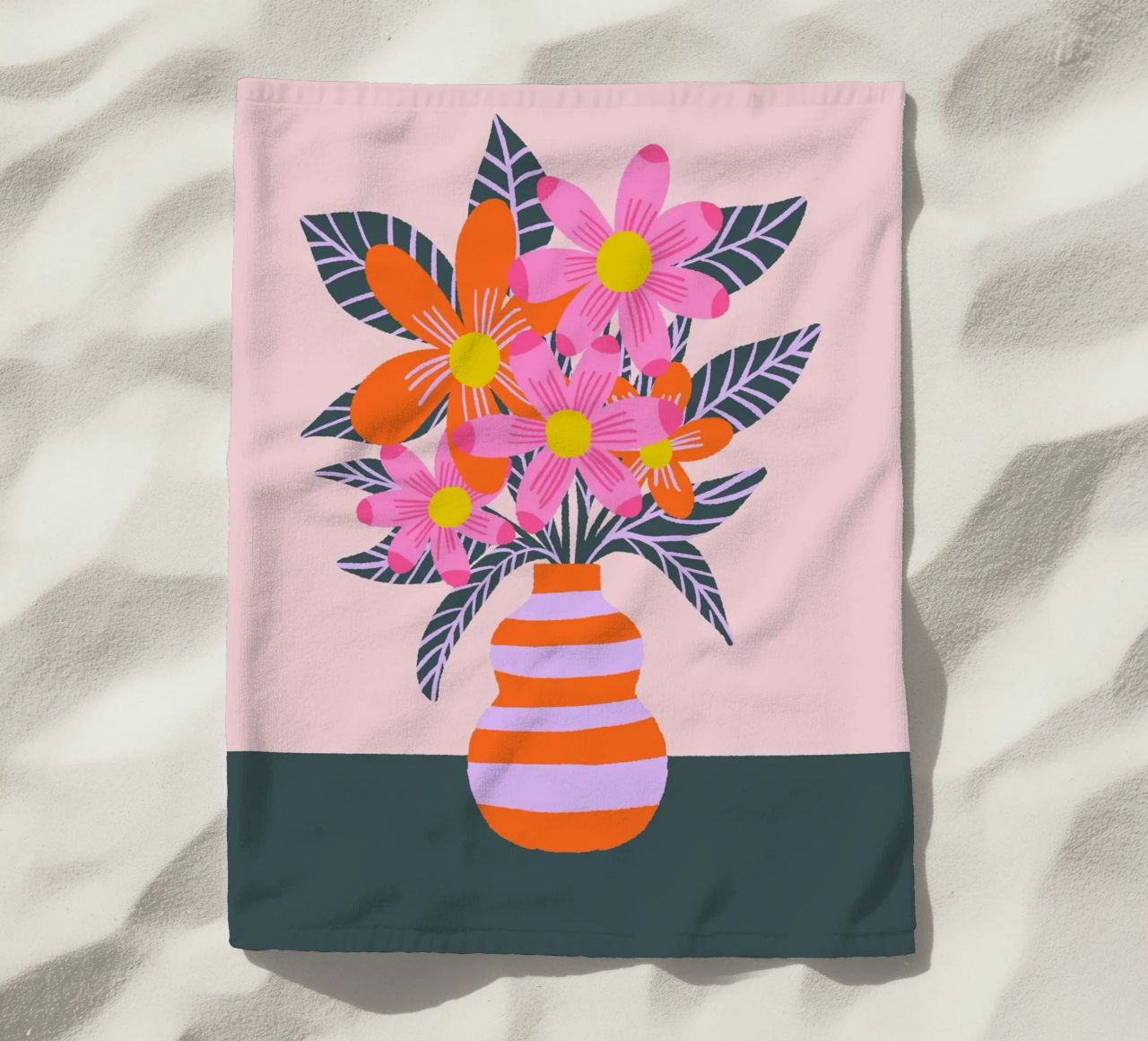Fiori colorati in un vaso telo mare da Wackapacka