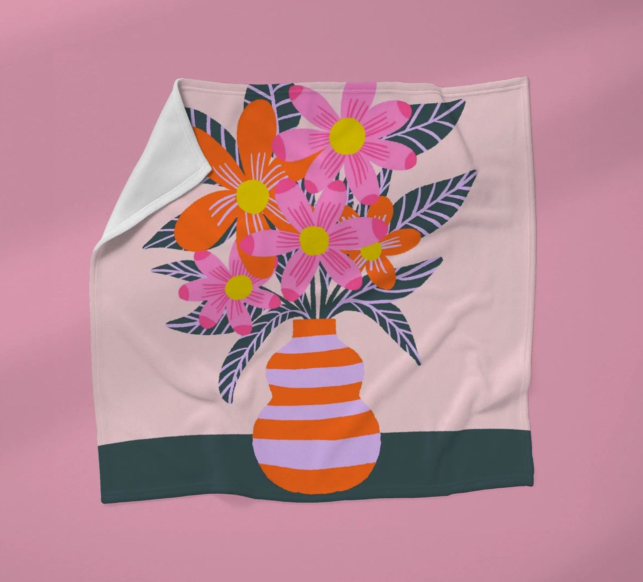 Fiori colorati in un vaso coperta in pile da Wackapacka