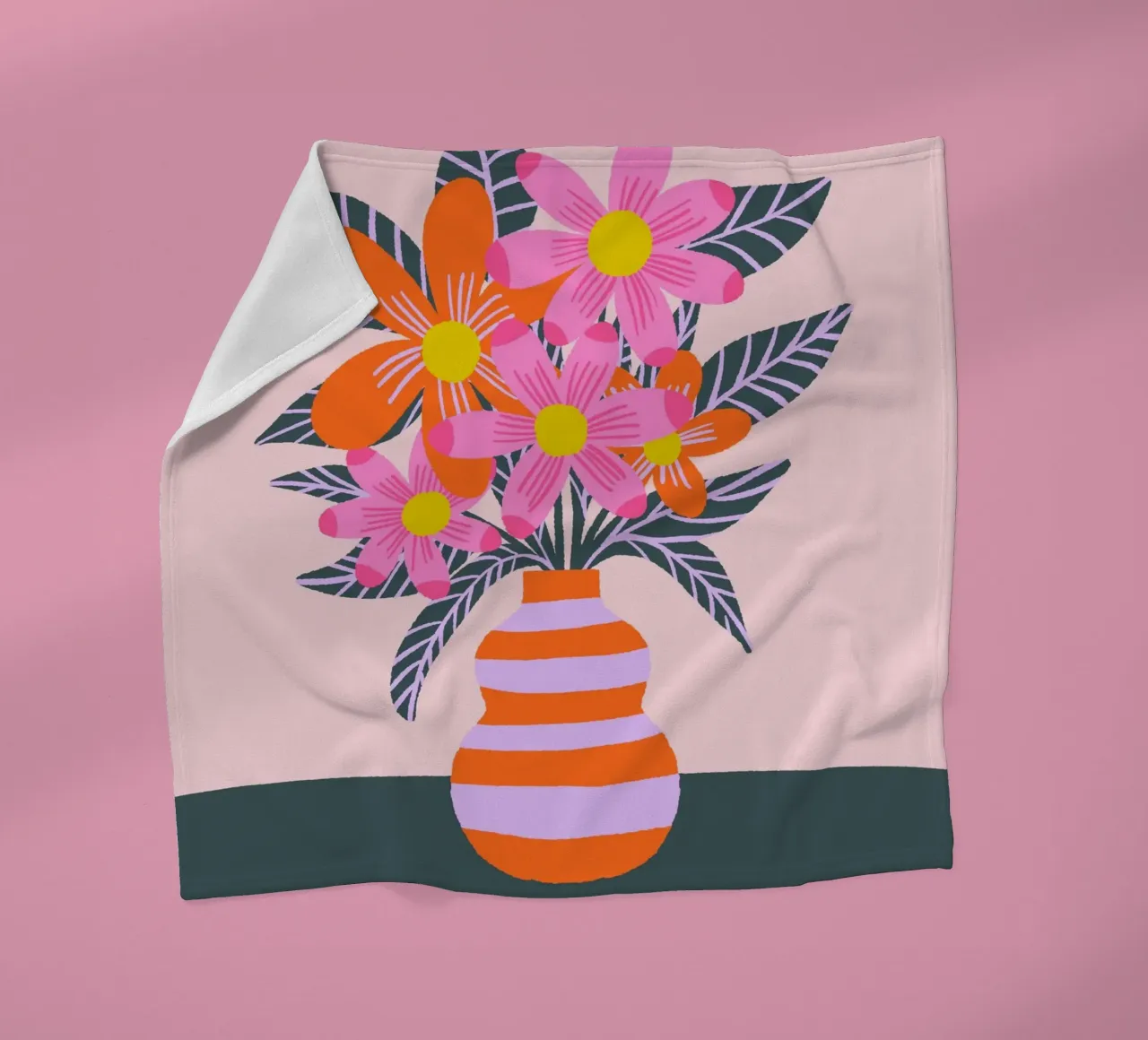Fiori colorati in un vaso coperta in pile da Wackapacka