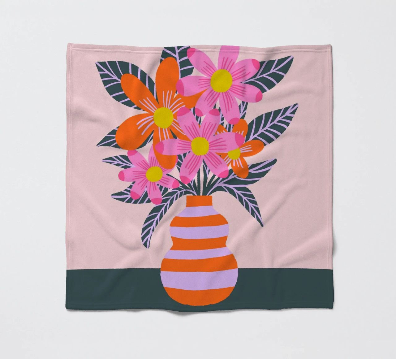 Fiori colorati in un vaso coperta in pile da Wackapacka