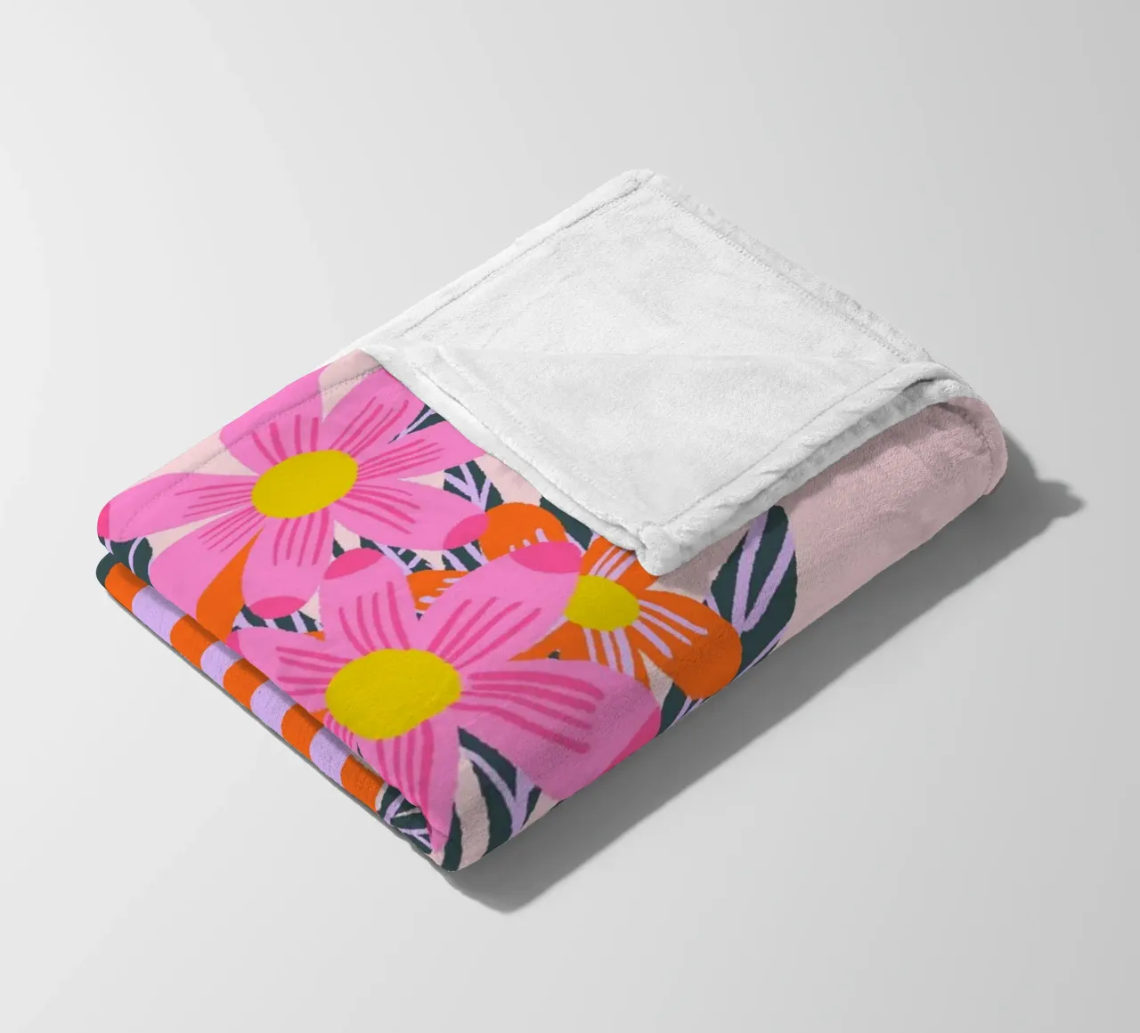 Fiori colorati in un vaso coperta in pile da Wackapacka