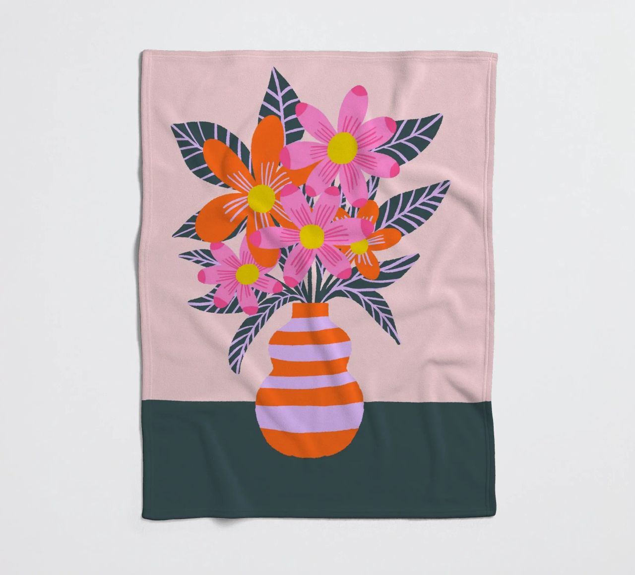 Fiori colorati in un vaso coperta in pile da Wackapacka