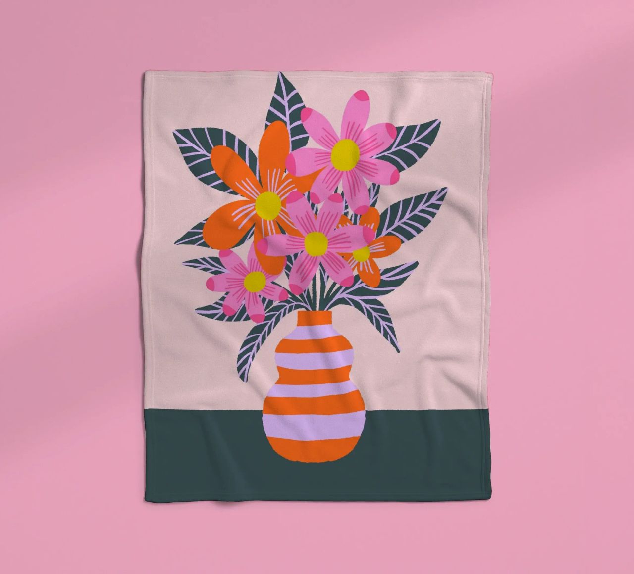 Fiori colorati in un vaso coperta in pile da Wackapacka