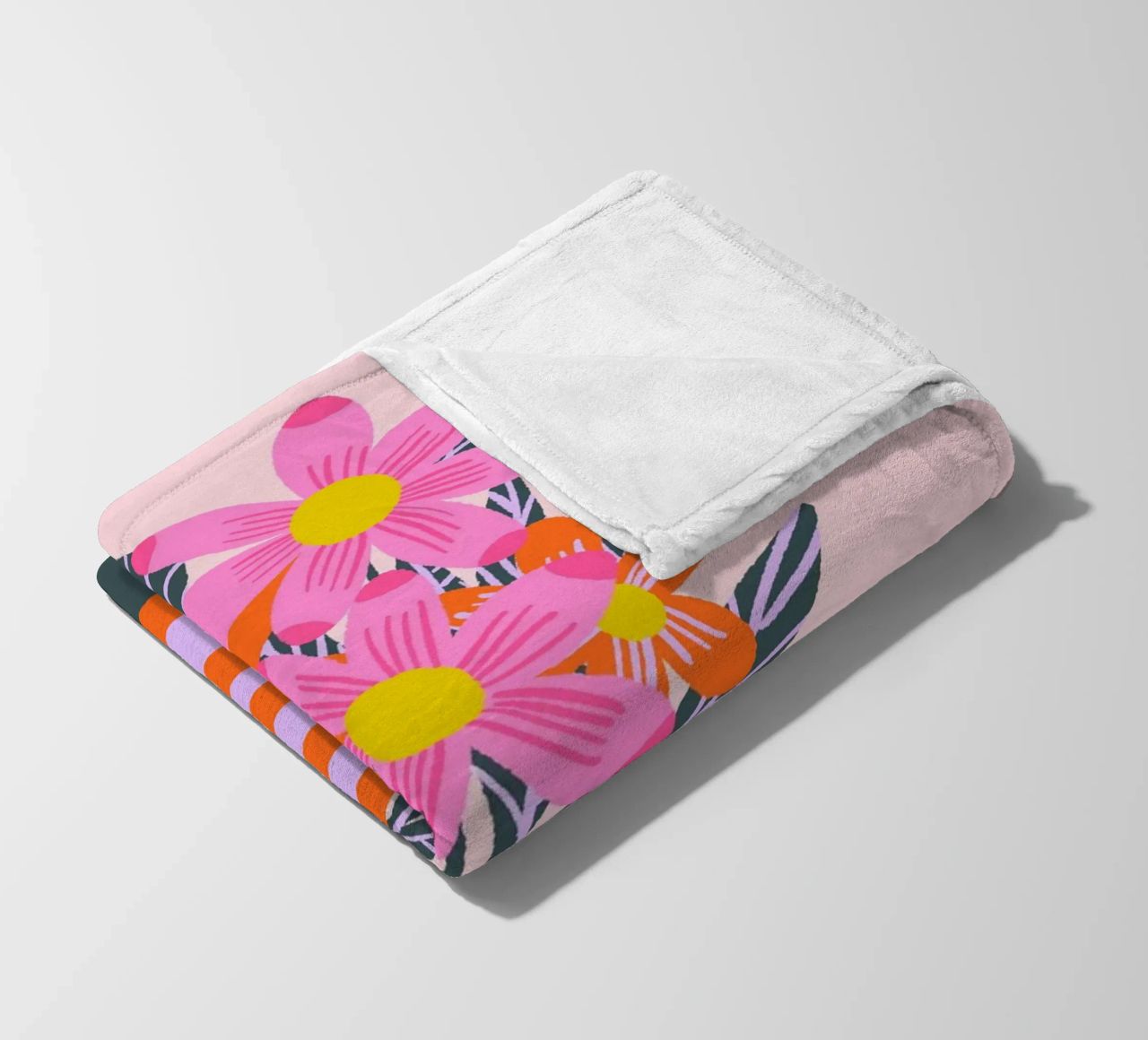 Fiori colorati in un vaso coperta in pile da Wackapacka
