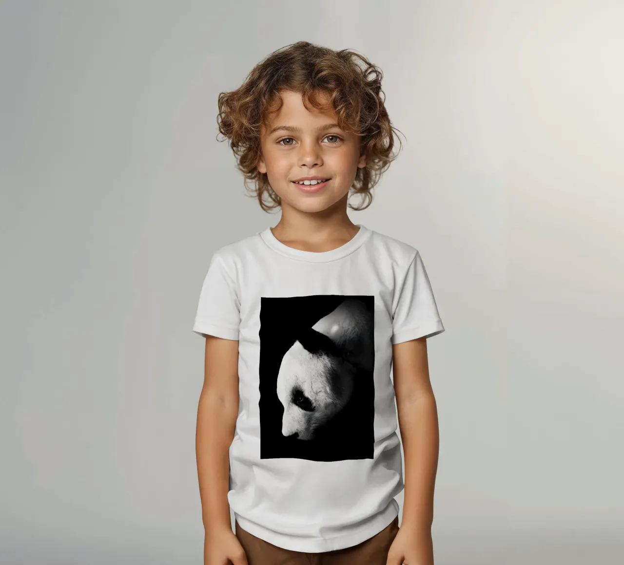 Immagine Panda in chiave Low Key t-shirt bambini da James M Coyle