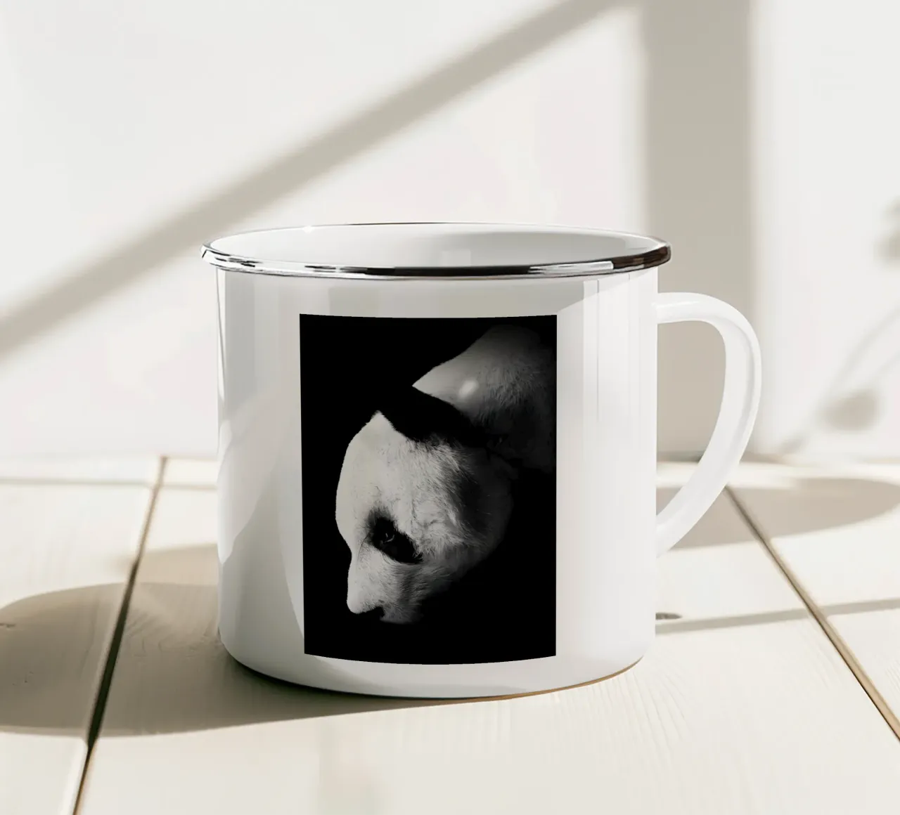 Immagine Panda in chiave Low Key tazza in smalto da James M Coyle