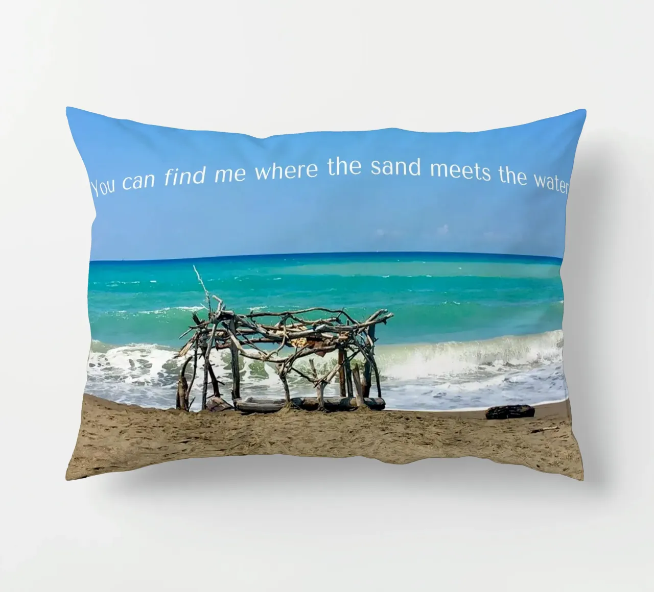 You can find me where the sand meets the water cuscino da Happy 😃 Art 🎨 by Christine Schnoell