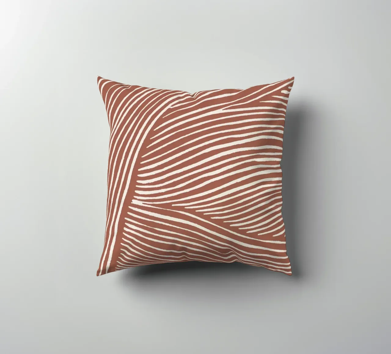 Terracotta linoleumsneden kussen van NouveauPrints