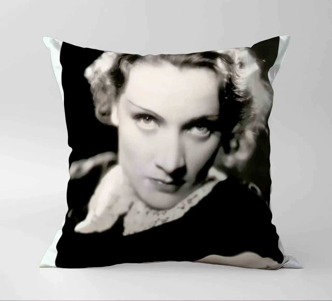 Marlene Dietrich as Amy Jolly in Morocco cuscino da ARTOTHEK