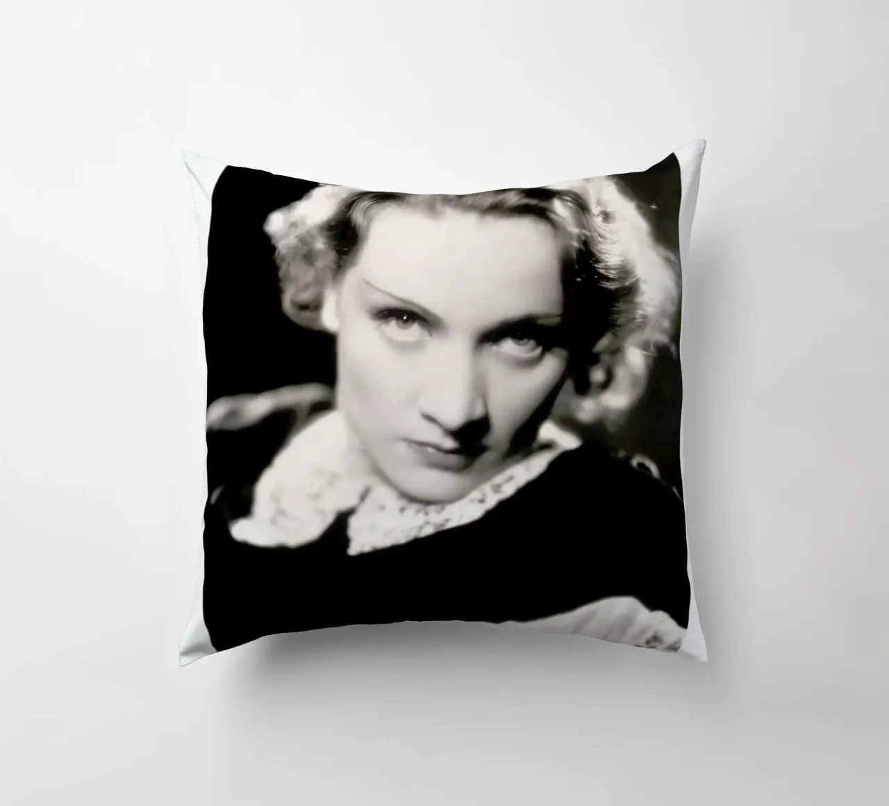 Marlene Dietrich as Amy Jolly in Morocco cuscino da ARTOTHEK