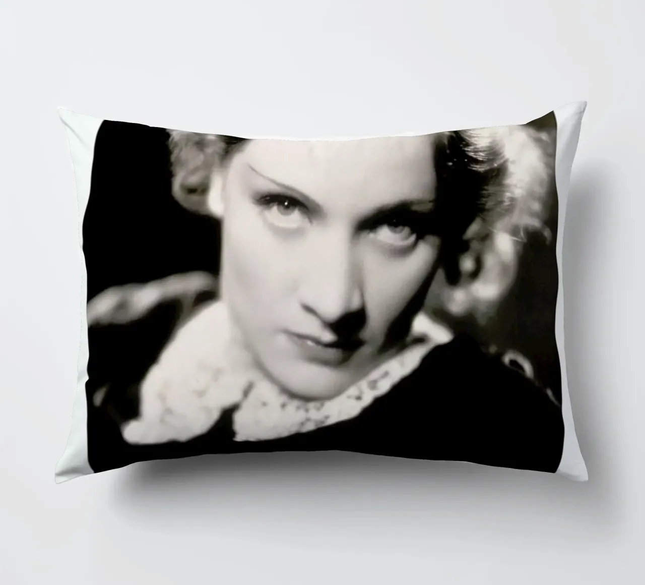 Marlene Dietrich as Amy Jolly in Morocco cuscino da ARTOTHEK