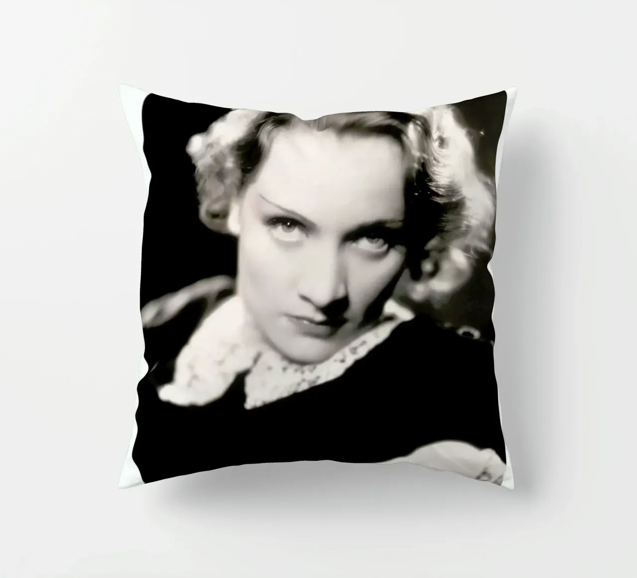 Marlene Dietrich as Amy Jolly in Morocco cuscino da ARTOTHEK