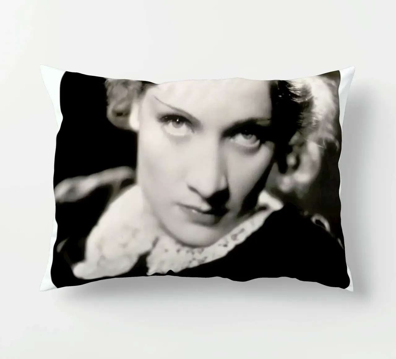 Marlene Dietrich as Amy Jolly in Morocco cuscino da ARTOTHEK