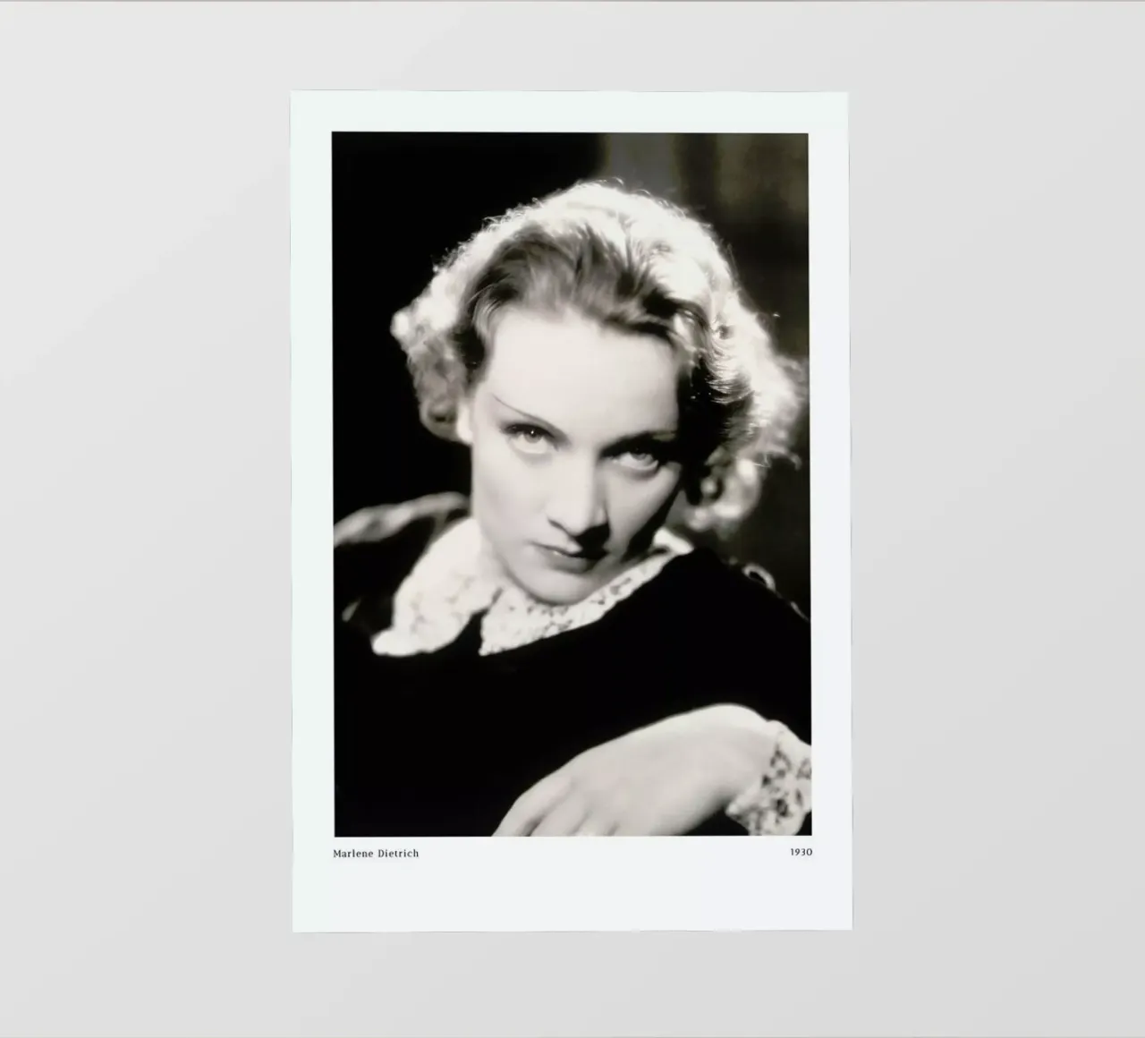 Marlene Dietrich as Amy Jolly in Morocco pellicola backlit da ARTOTHEK