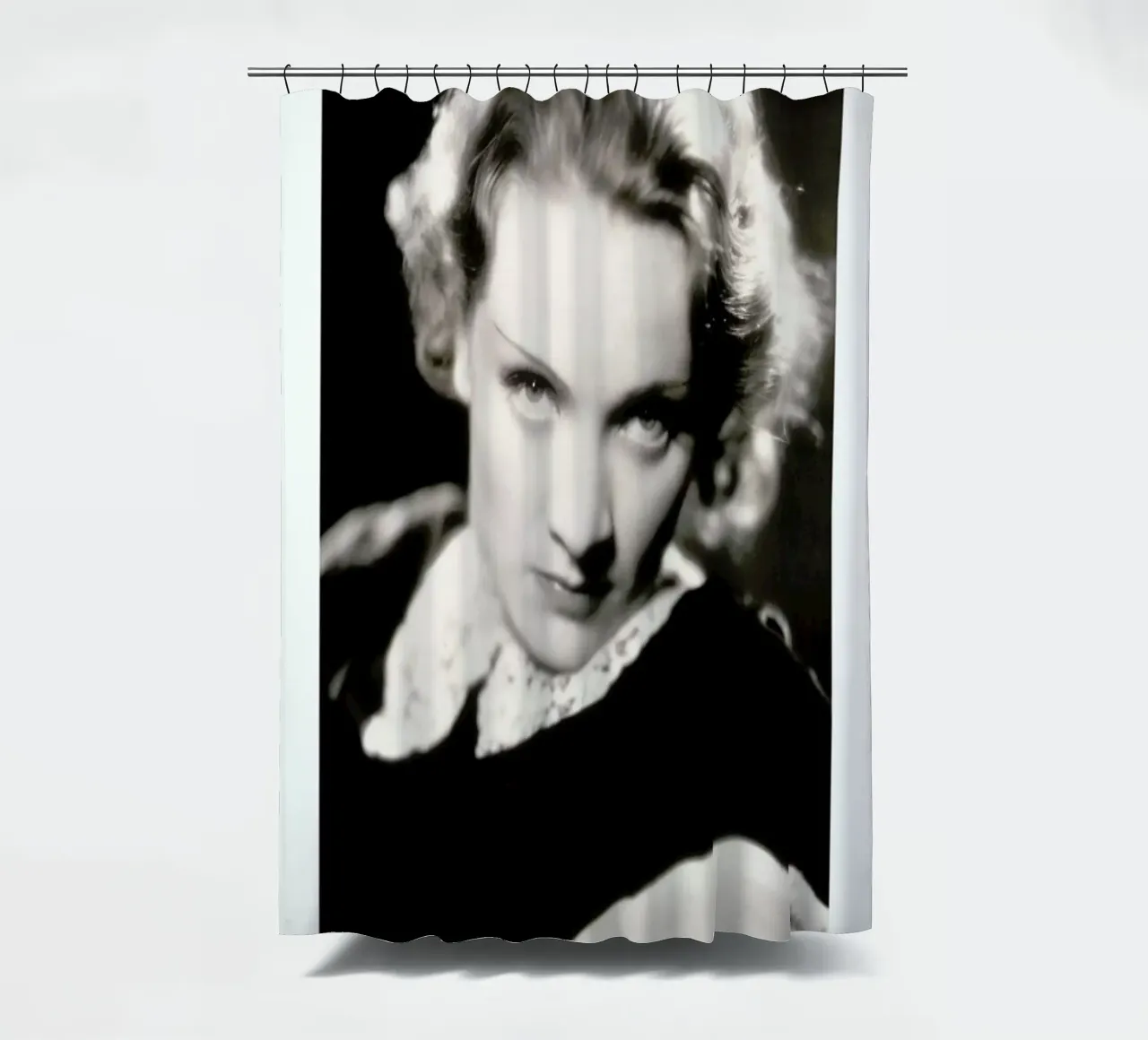 Marlene Dietrich as Amy Jolly in Morocco tenda da doccia da ARTOTHEK