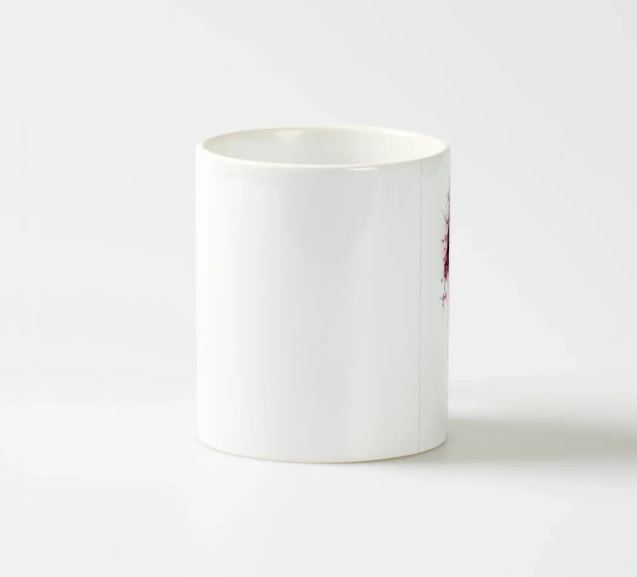 La donna dei fiori di ciliegio tazza in ceramica da Rebecca Clark Wyrick