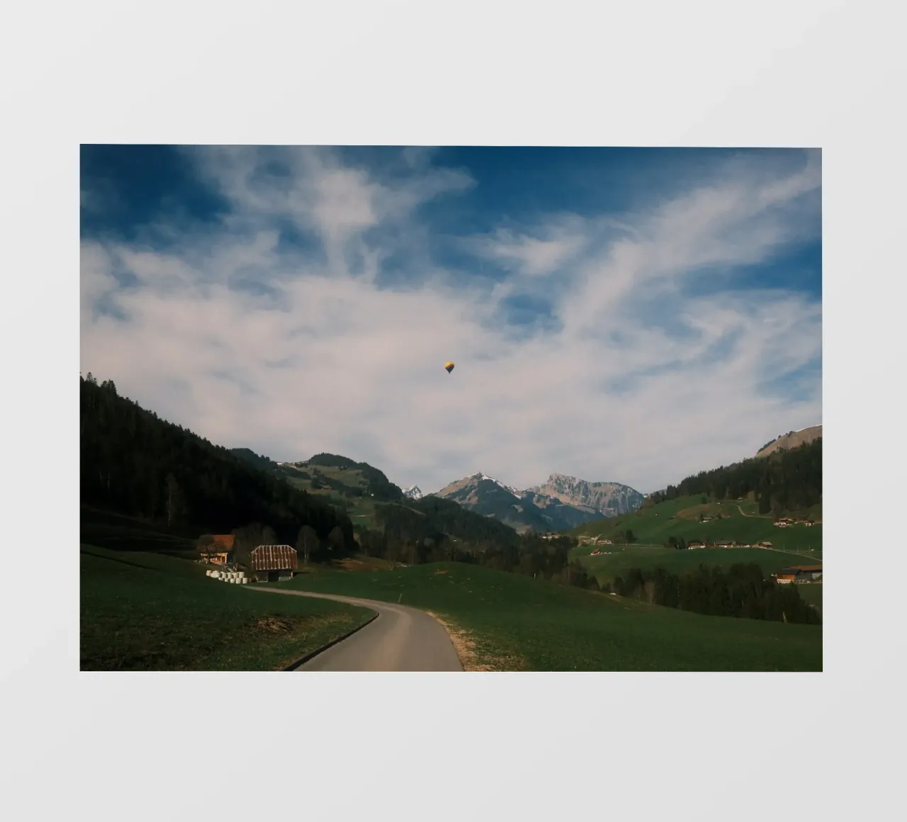 Floating Above the Valley – Swiss Spring Serenity pellicola backlit da FujiSwiss