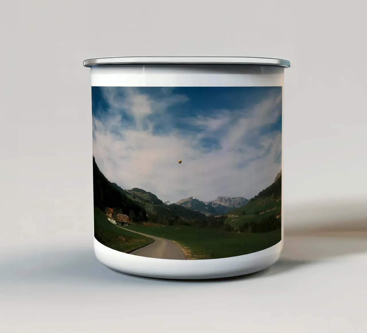 Floating Above the Valley – Swiss Spring Serenity tazza in smalto da FujiSwiss