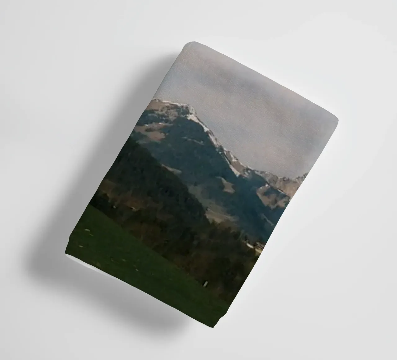 Floating Above the Valley – Swiss Spring Serenity asciugamano da bagno da FujiSwiss