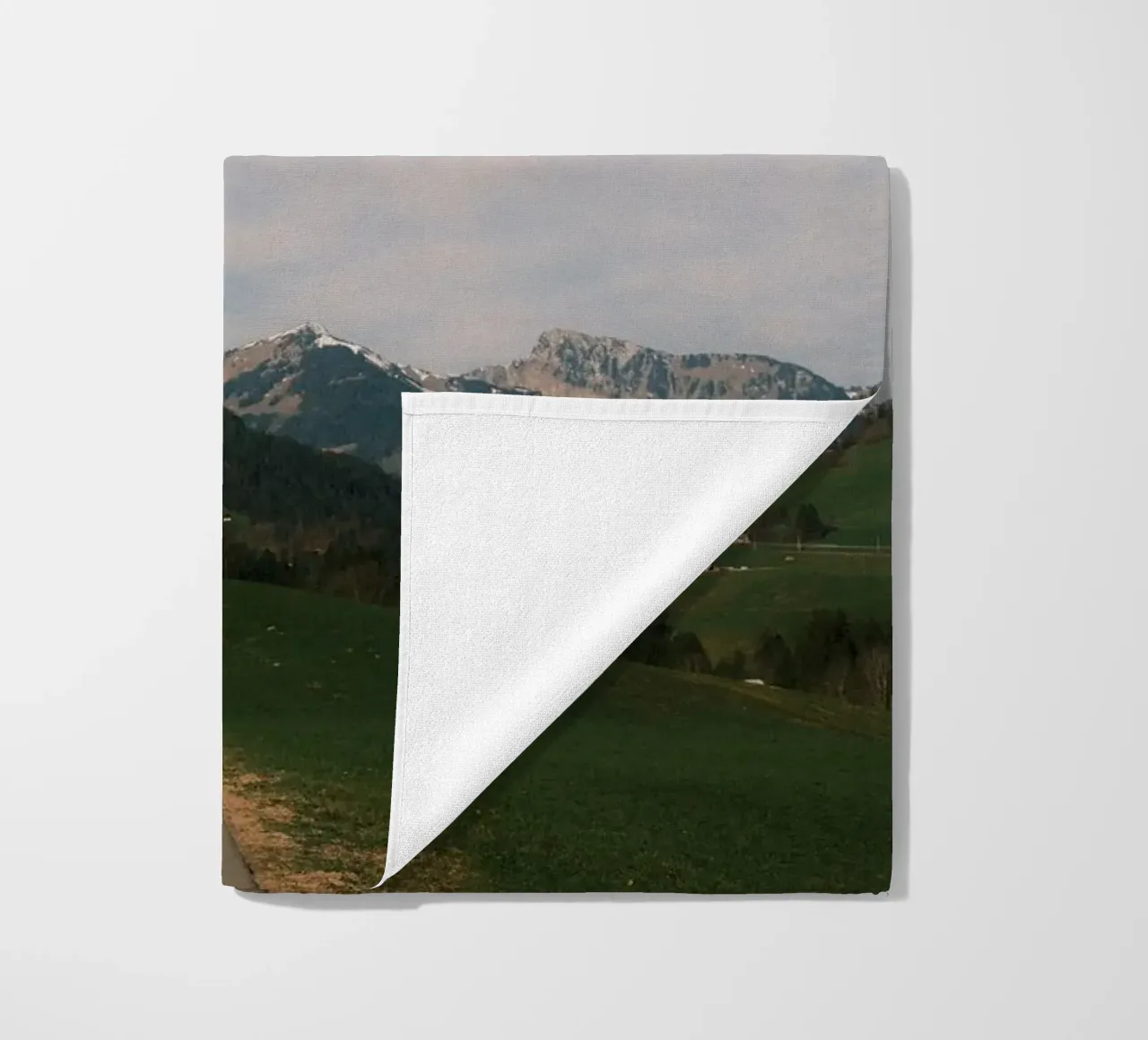 Floating Above the Valley – Swiss Spring Serenity telo mare da FujiSwiss