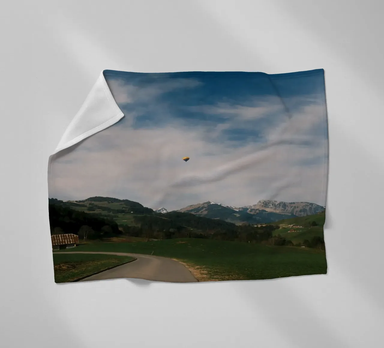Floating Above the Valley – Swiss Spring Serenity coperta in pile da FujiSwiss