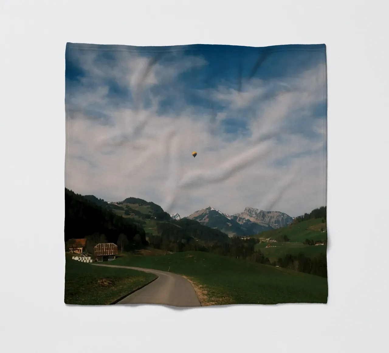 Floating Above the Valley – Swiss Spring Serenity coperta in pile da FujiSwiss