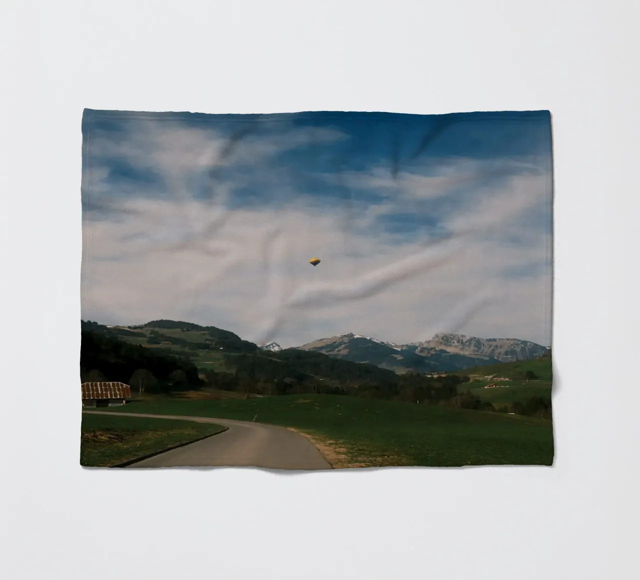 Floating Above the Valley – Swiss Spring Serenity coperta in pile da FujiSwiss