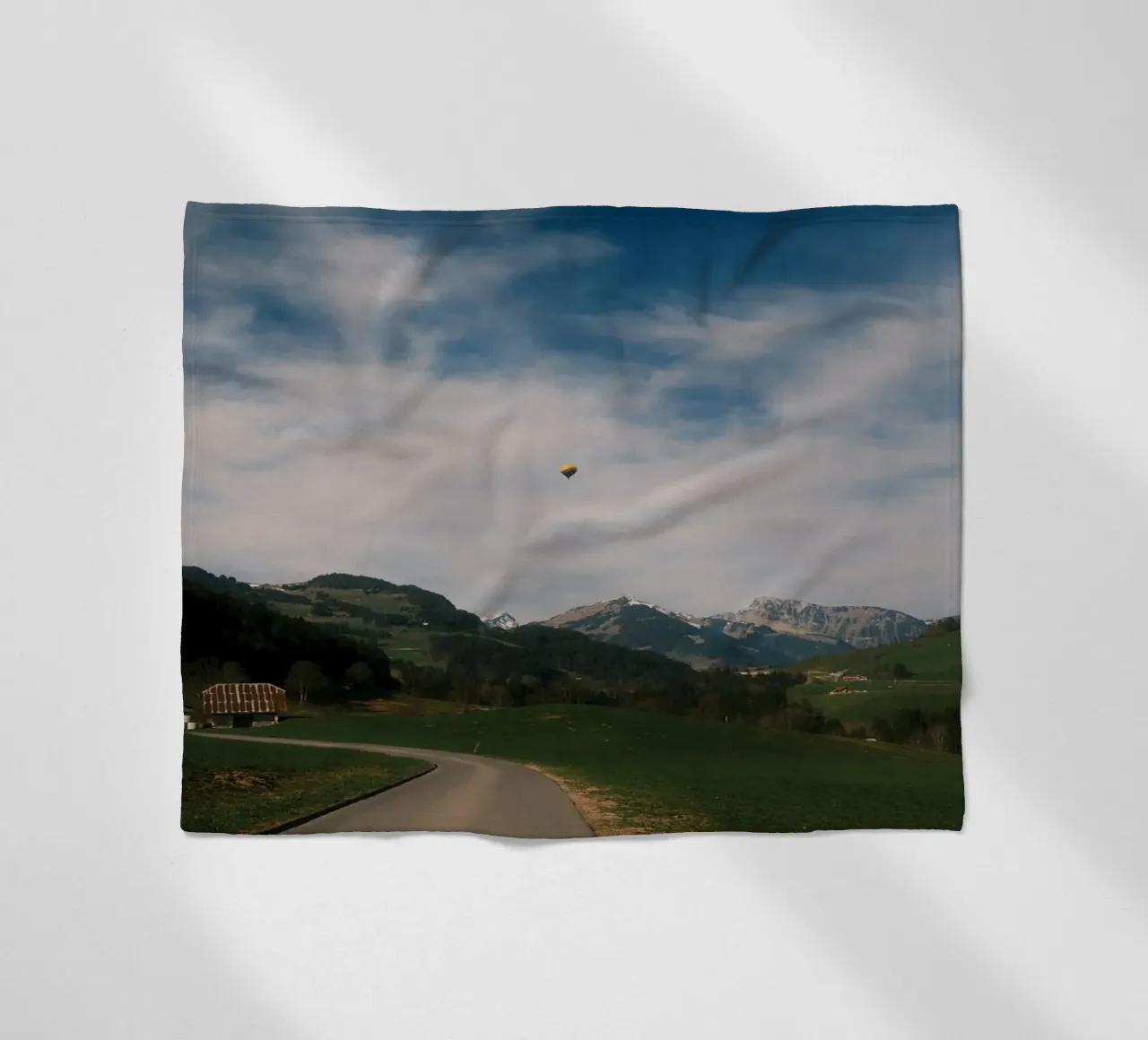 Floating Above the Valley – Swiss Spring Serenity coperta in pile da FujiSwiss