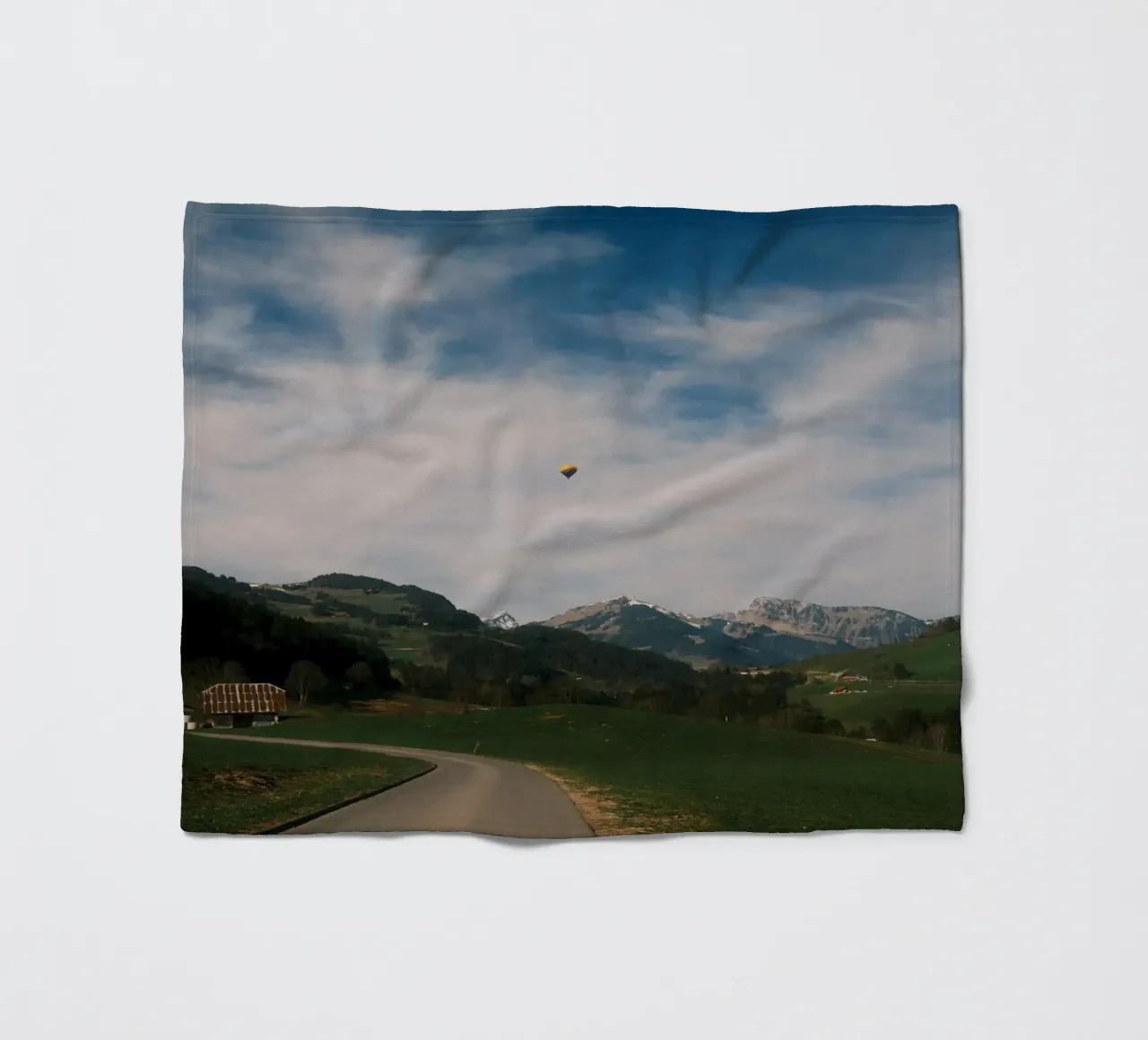 Floating Above the Valley – Swiss Spring Serenity coperta in pile da FujiSwiss