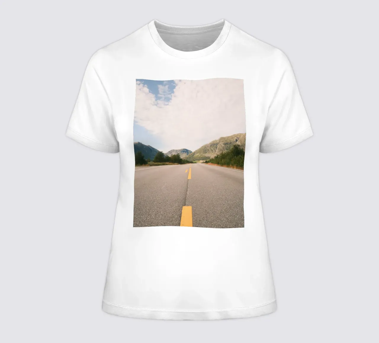 Endless Road – Norwegian Serenity camiseta de mujer de FujiPrints