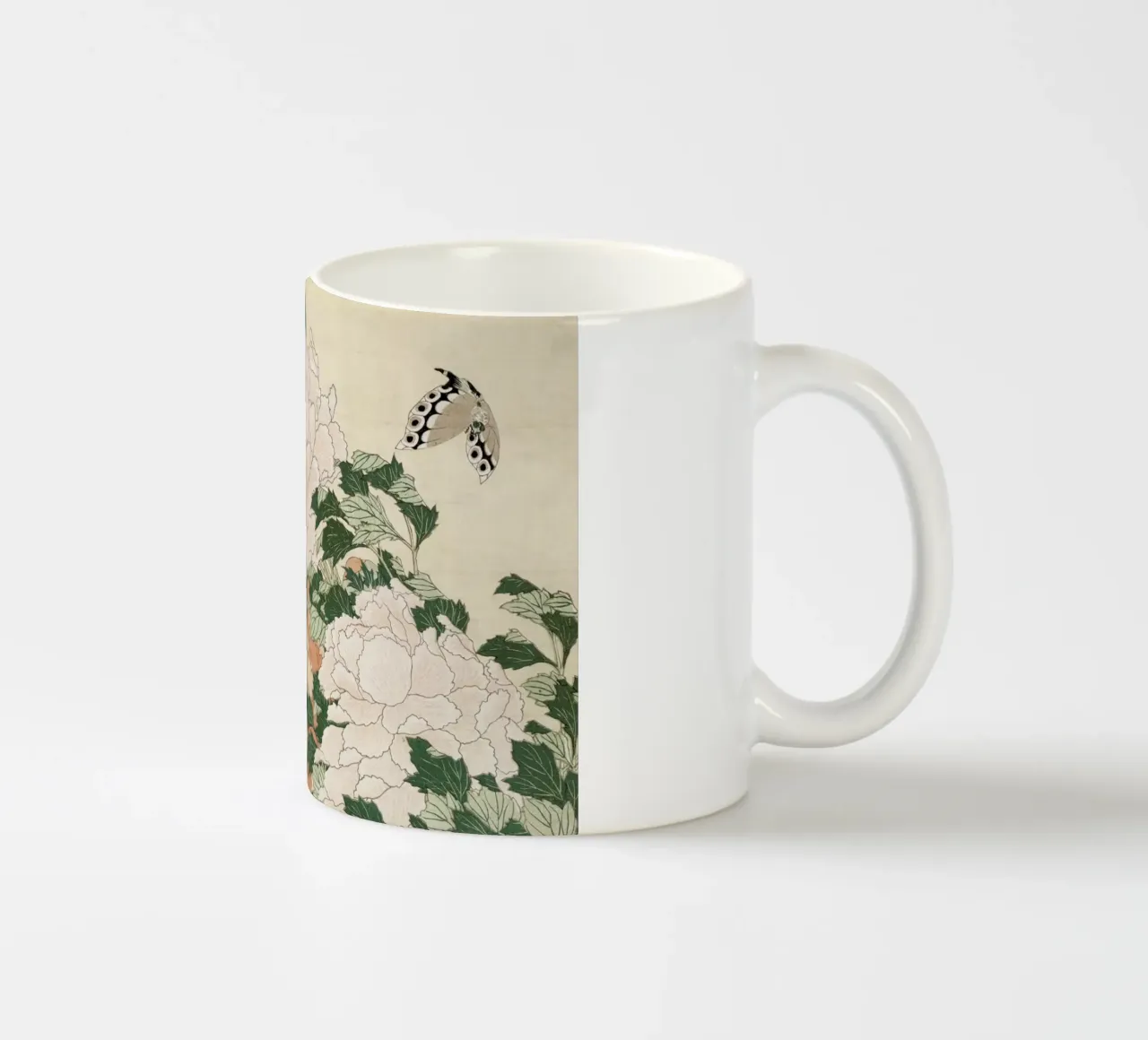 Hokusai - Pink and Red Peonies Blown to the Left in a Breeze and a Butterfly tazza in ceramica da ARTOTHEK