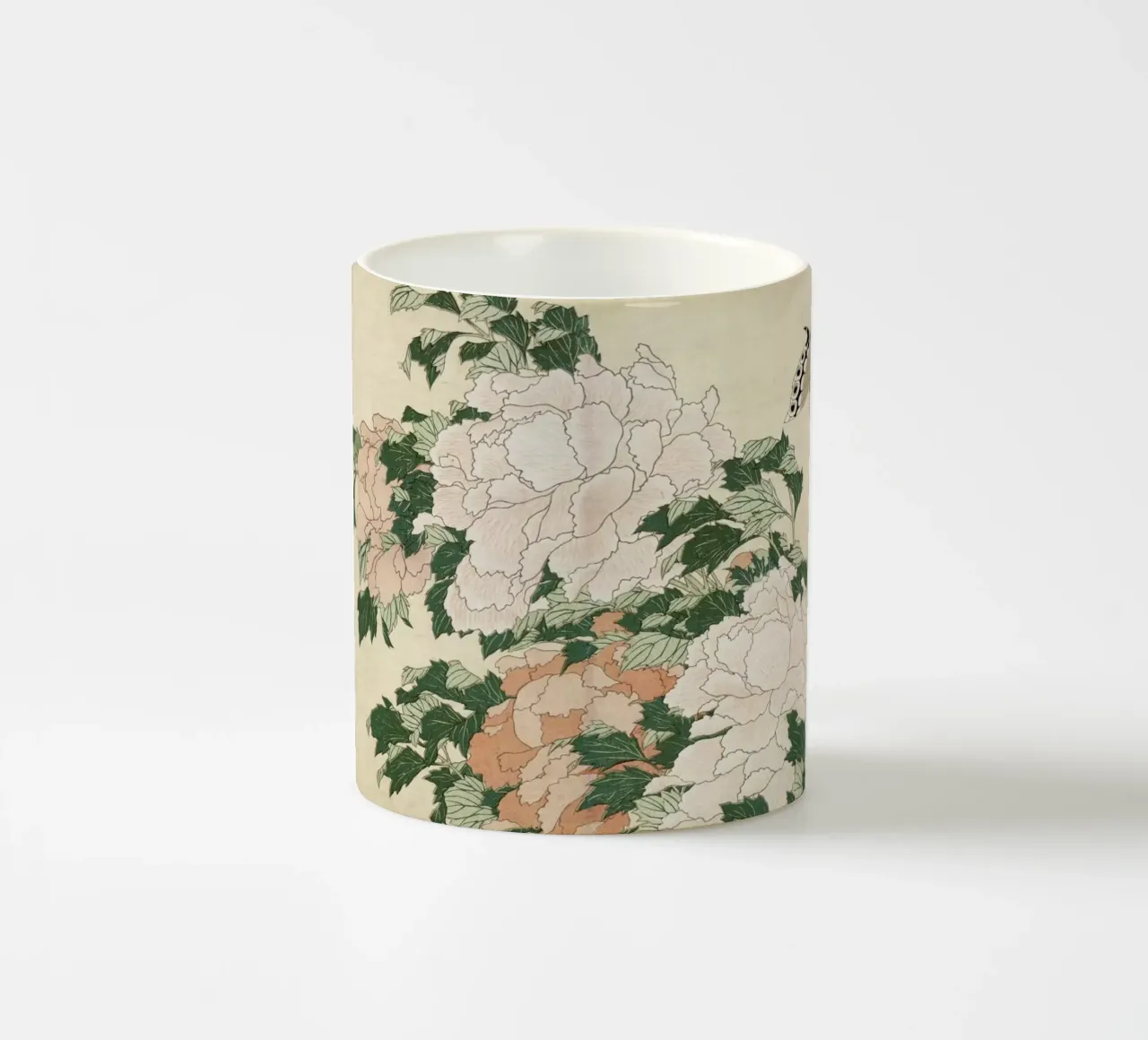 Hokusai - Pink and Red Peonies Blown to the Left in a Breeze and a Butterfly tazza in ceramica da ARTOTHEK