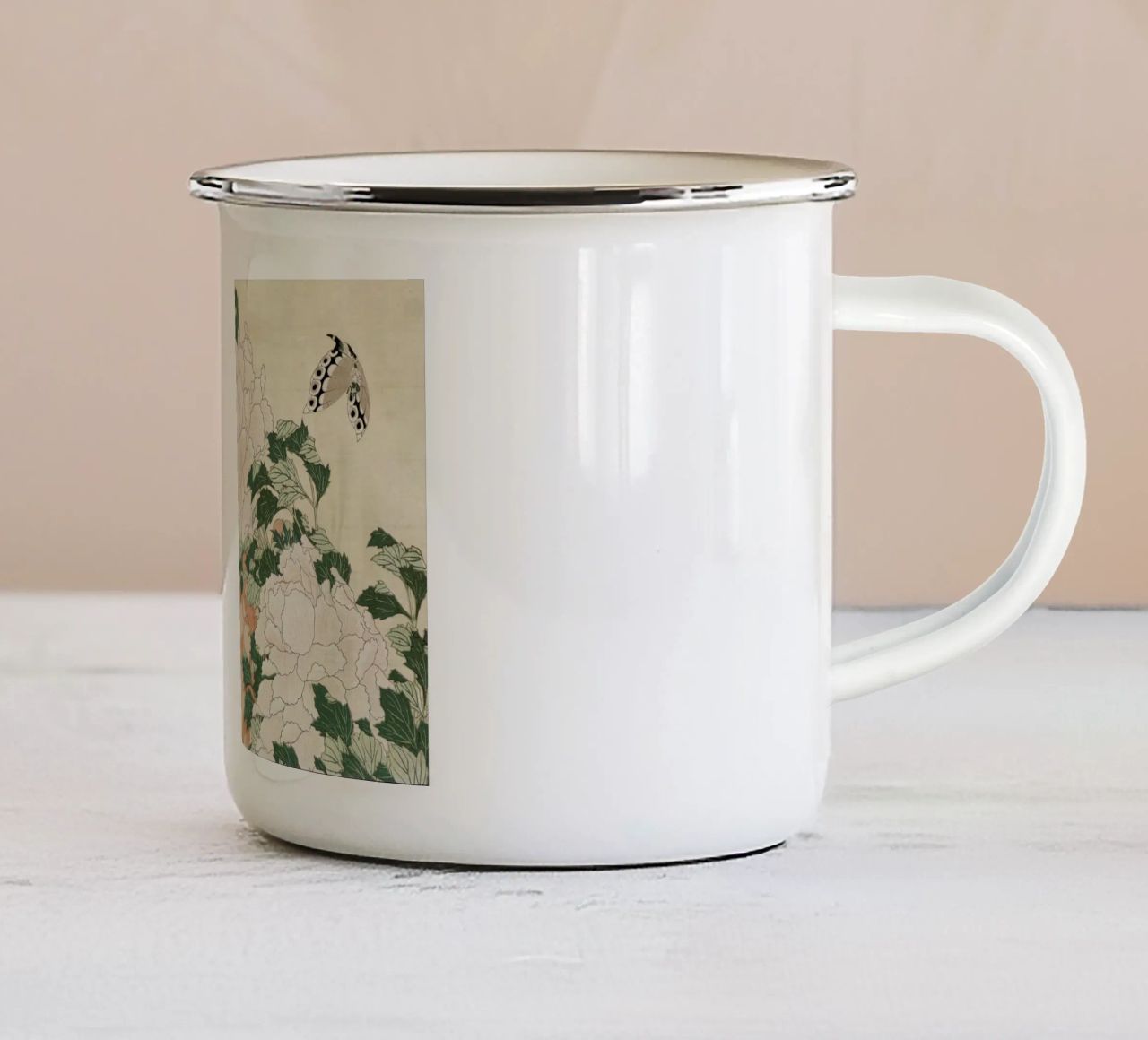 Hokusai - Pink and Red Peonies Blown to the Left in a Breeze and a Butterfly tazza in smalto da ARTOTHEK