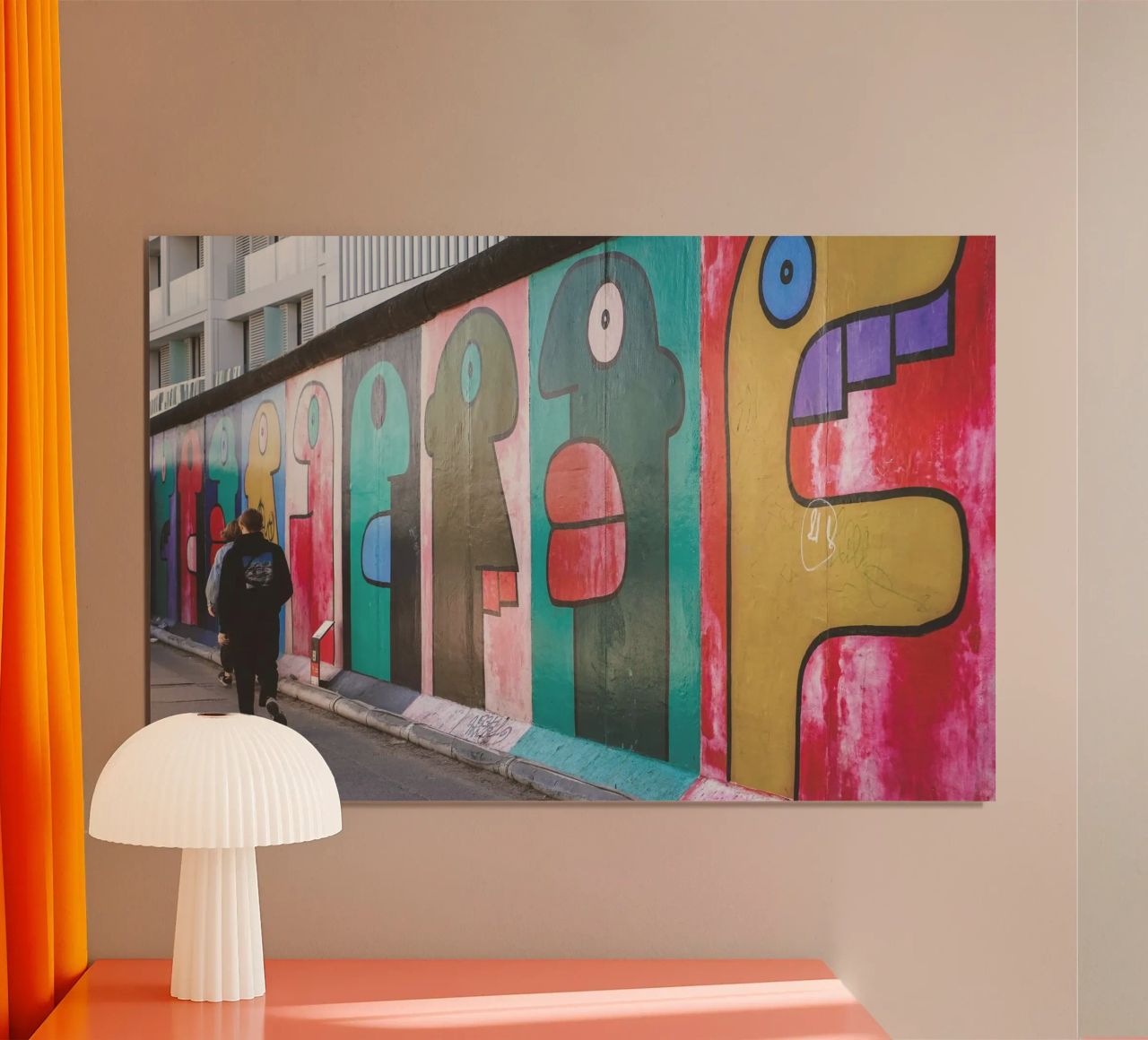 Berlín, Alemania I Fresco colorista en el muro de Berlín poster de Julie Travel Photography