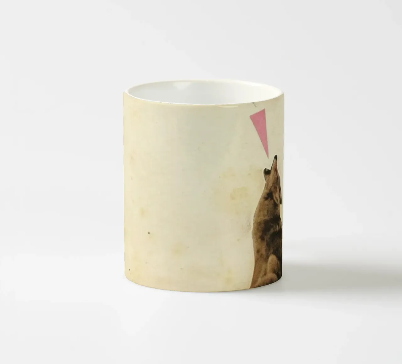 Coyote ululante tazza in ceramica da Cassia Beck Collage