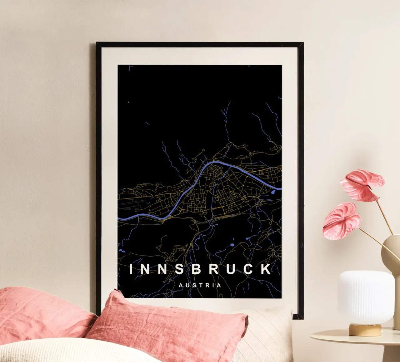 Innsbruck Austria - Mappa della città in nero e oro poster con telaio in legno da Cartographers Library