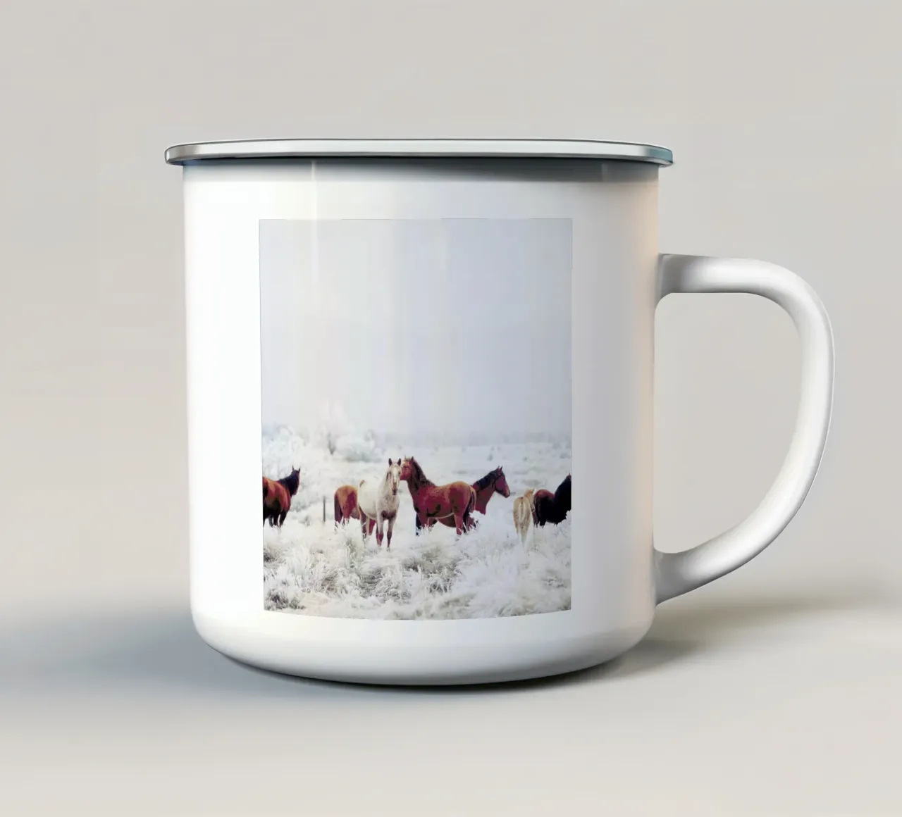 Winter Horseland tazza in smalto da Kevin Russ