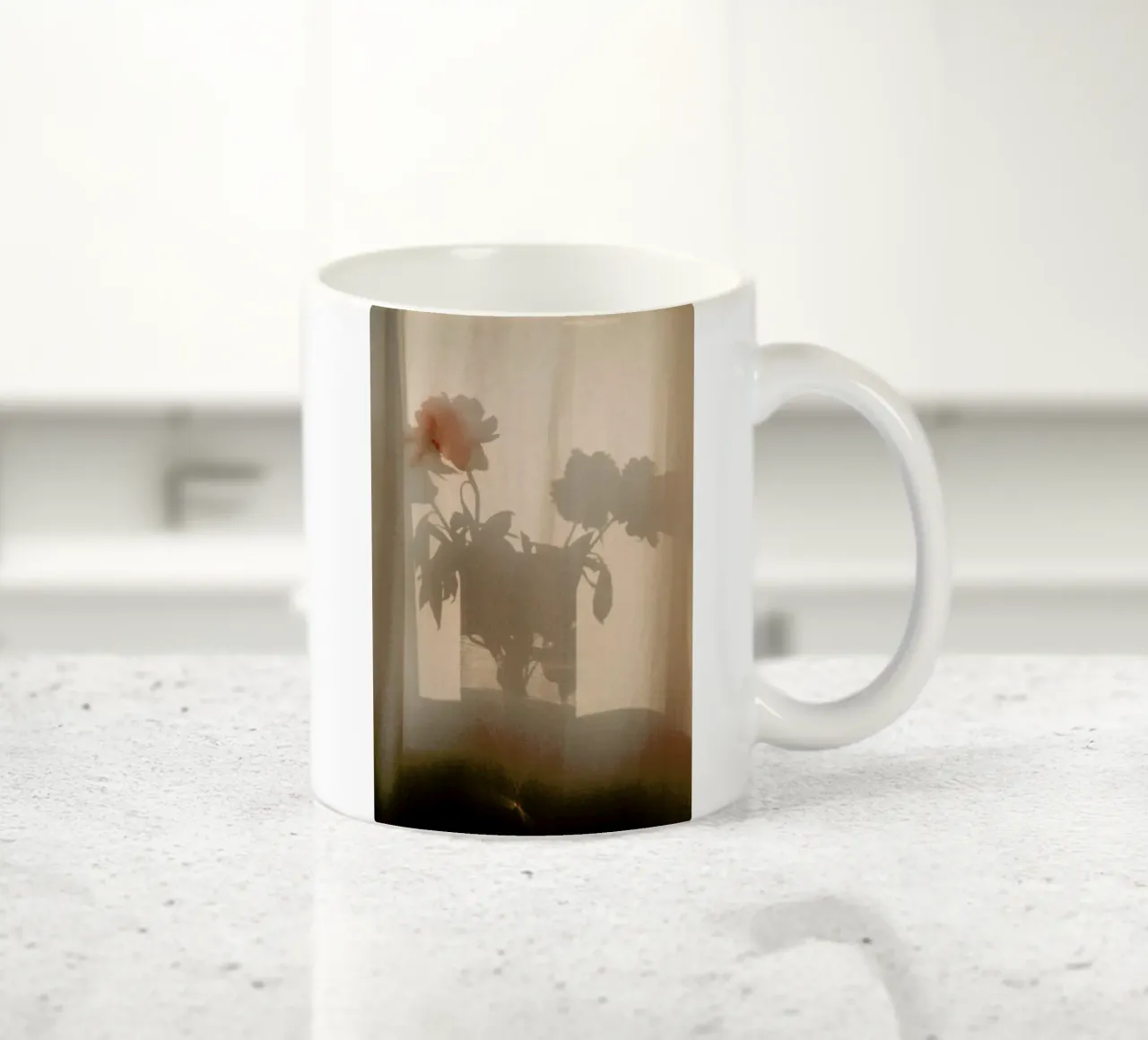 Abstract — Flower Shadow I Keramik Tasse von Sebastian Hilgetag