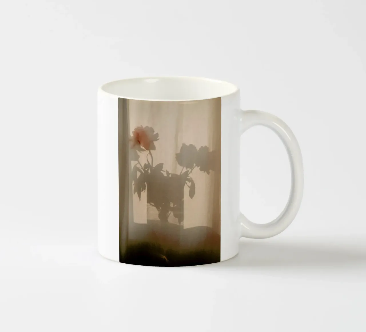 Abstract — Flower Shadow I Keramik Tasse von Sebastian Hilgetag
