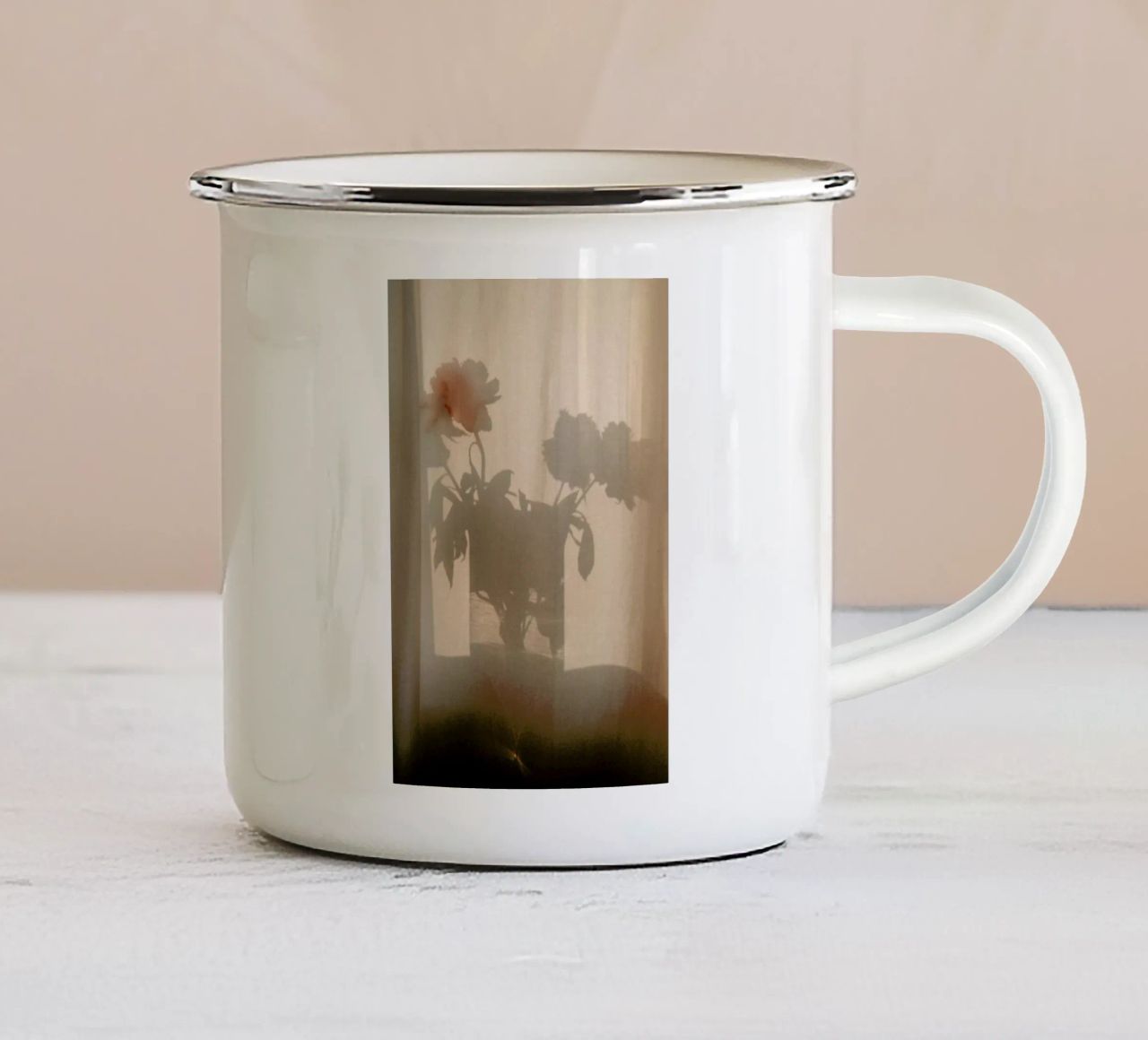 Abstract — Flower Shadow I tazza in smalto da Sebastian Hilgetag