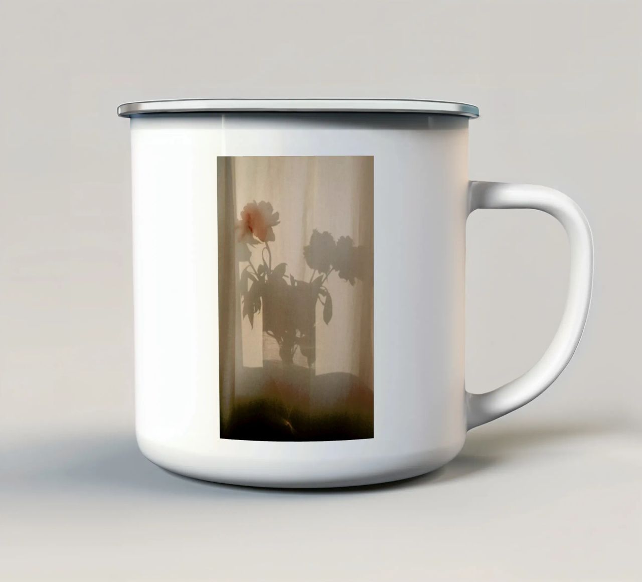 Abstract — Flower Shadow I tazza in smalto da Sebastian Hilgetag