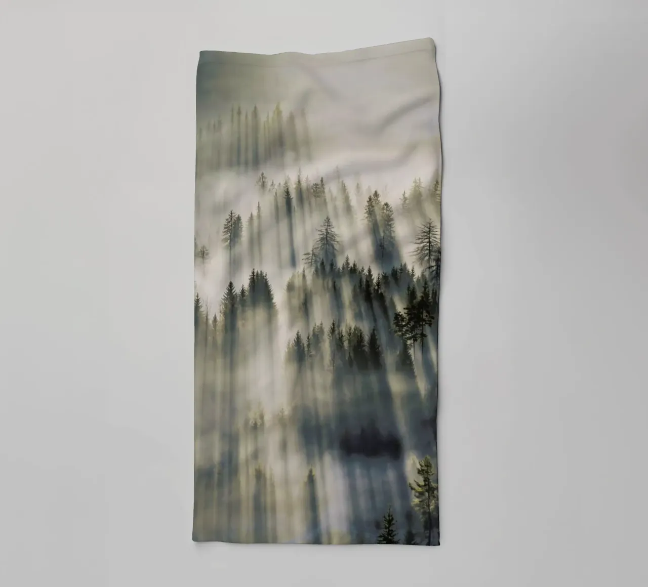 Sun Through Cedars @magnus___p asciugamano da bagno da EyeEm Mobile GmbH