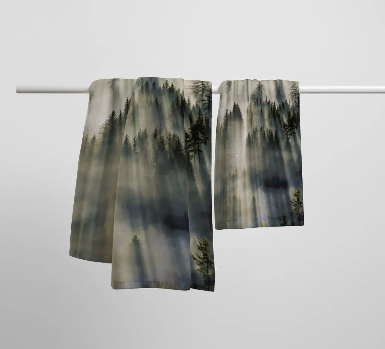 Sun Through Cedars @magnus___p asciugamano da bagno da EyeEm Mobile GmbH