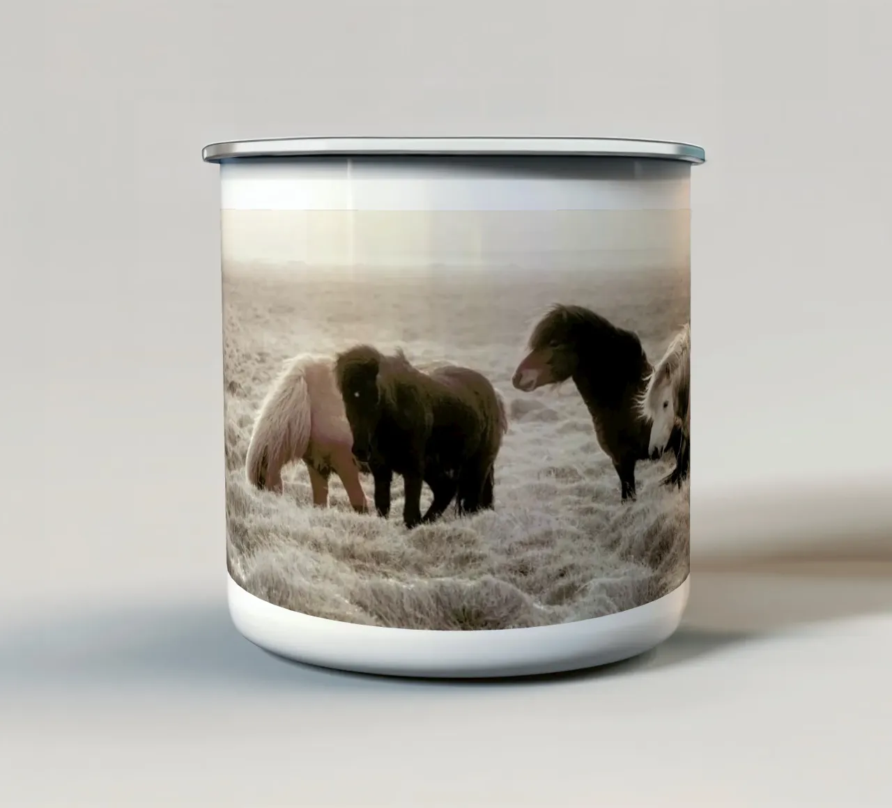 Cavalli selvaggi d'Islanda tazza in smalto da Monika Strigel