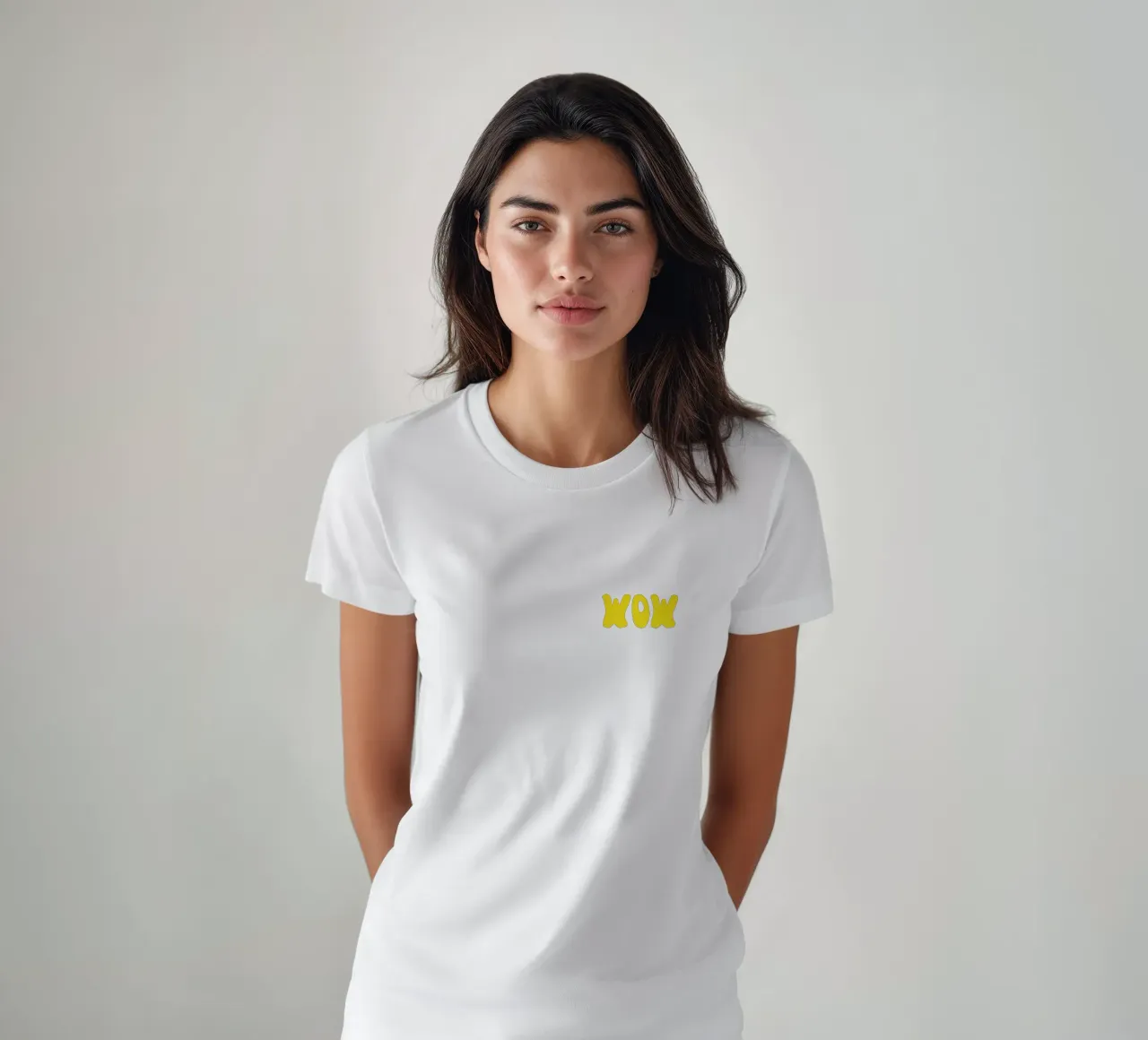 Scritta WOW giallo su rosa t-shirt da Alisa Knöß