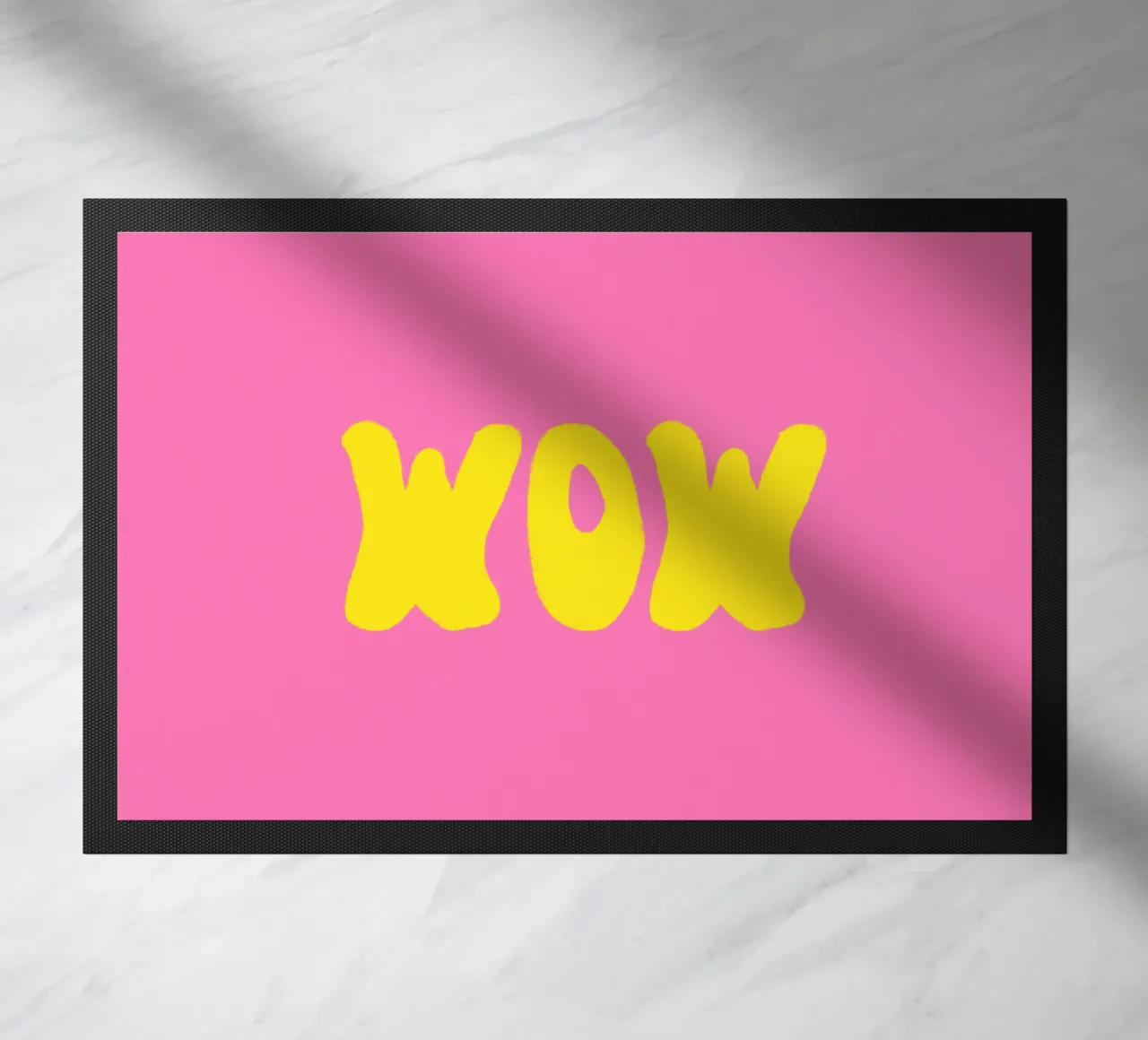 Scritta WOW giallo su rosa zerbino da Alisa Knöß